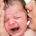 علت گریه نوزاد در شب و ۵ روش طلایی برای آرام کردن فوری او